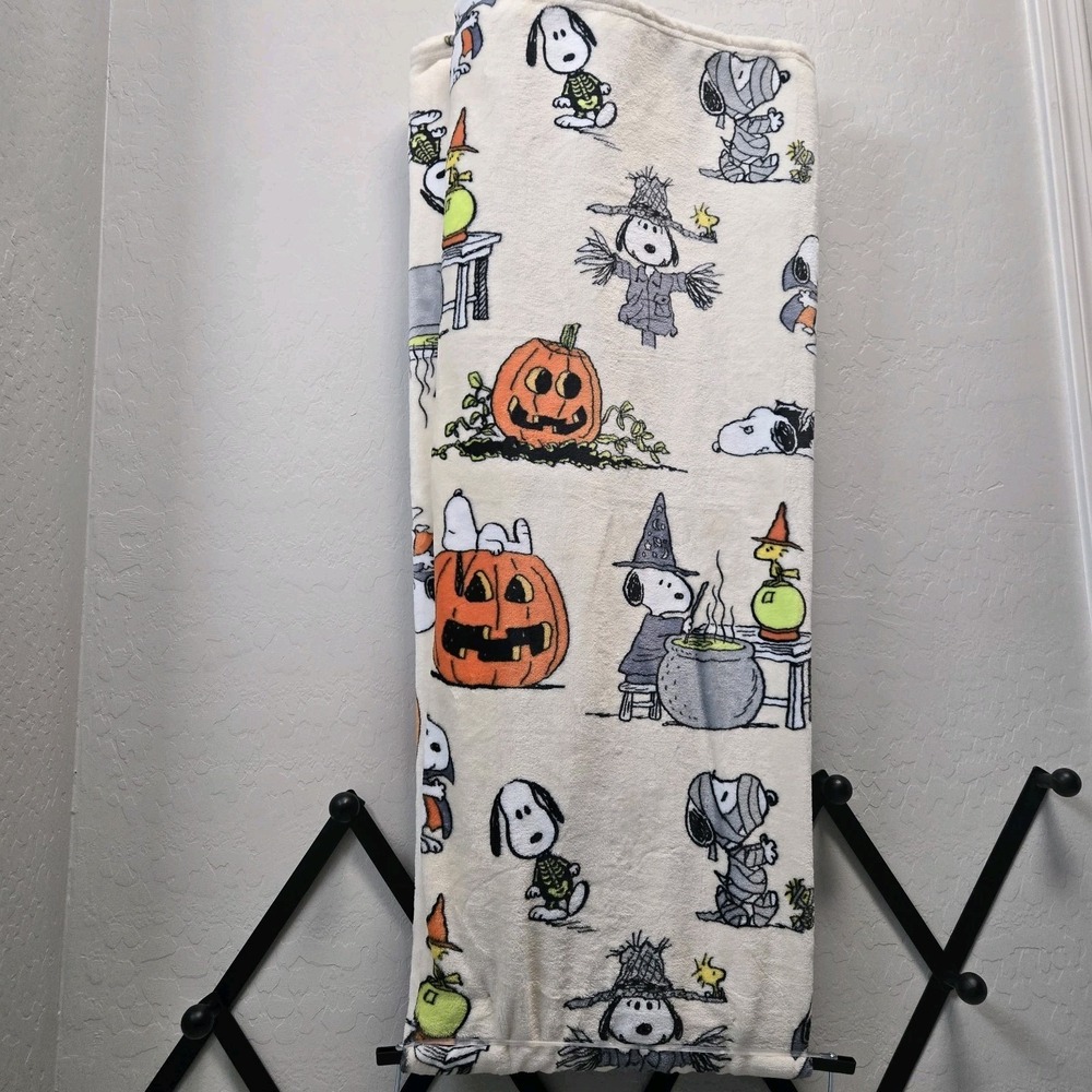 Peanuts Snoopy Halloween 50 x 70 Blanket Woodstock Vampire Skeleton Mummy Witch